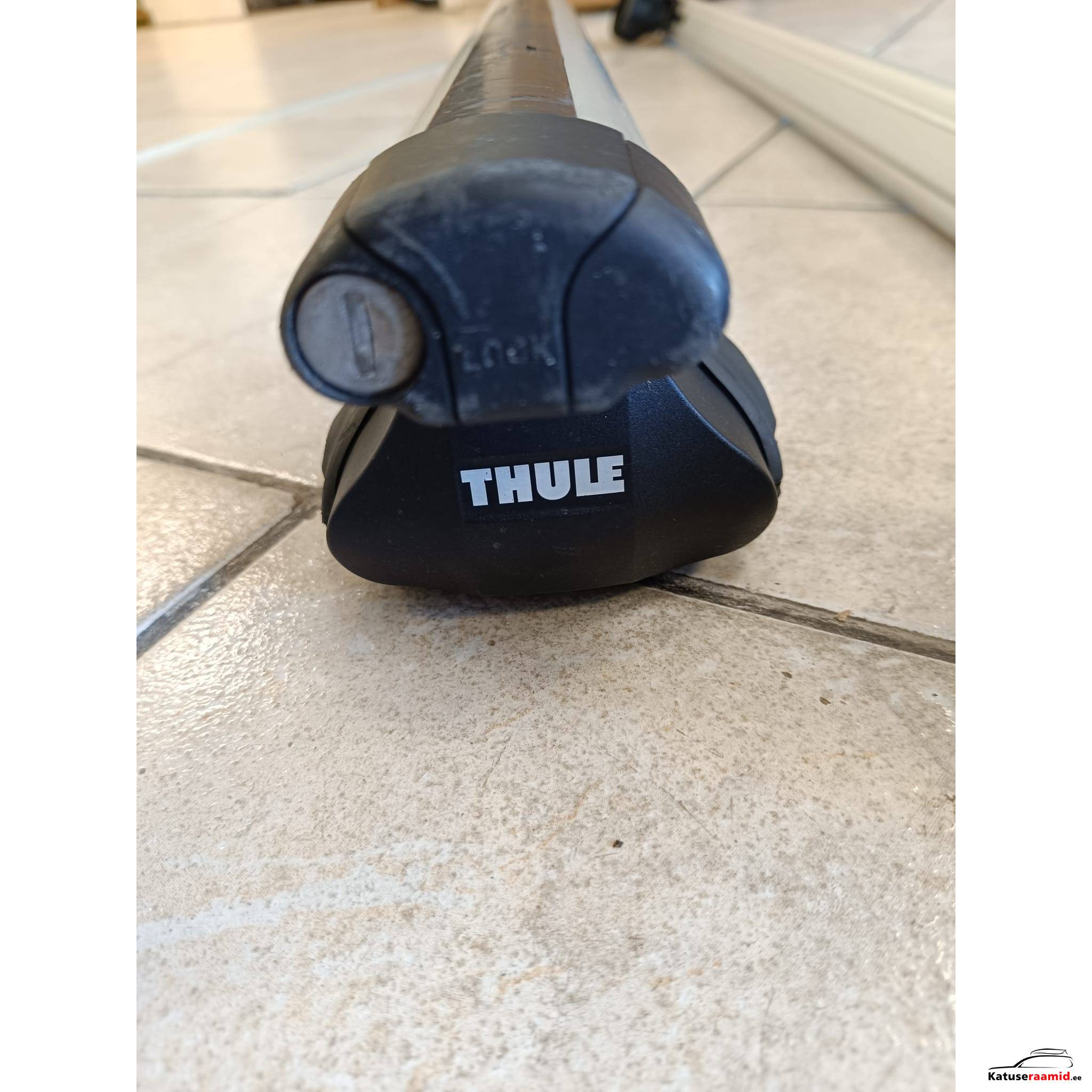 Багажник Thule Aerobar на крыше.